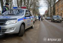 Фотофакт: сотрудники ГИБДД выписывают штрафы 