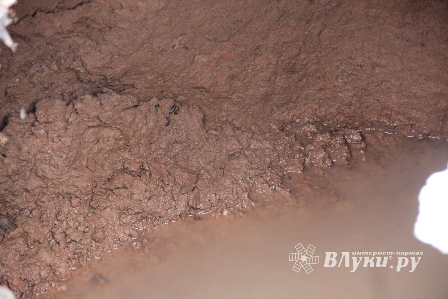 Фотофакт: провал асфальта на Гоголя в Великих Луках