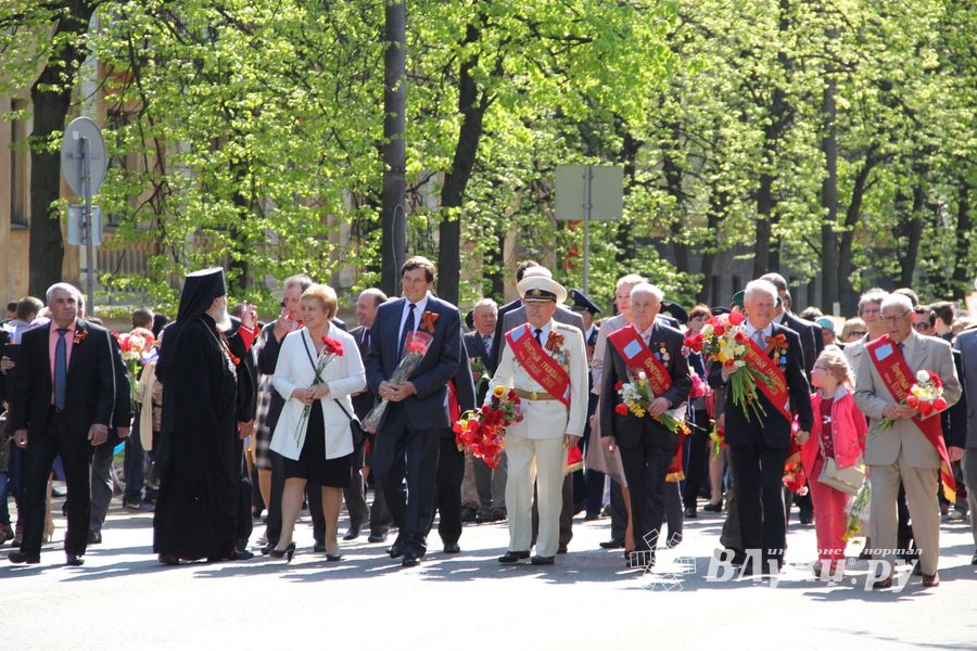 9 мая в Великих Луках. Шествие и салют