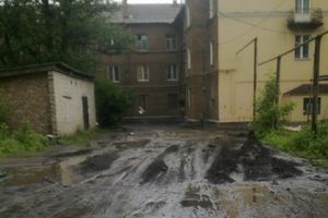 Грязь, лужи и ямы остались после грейдера во дворах по проспекту Гагарина в Великих Луках