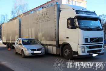 В Великих Луках на проспекте Гагарина не смогли разъехаться фура и такси (ФОТО)