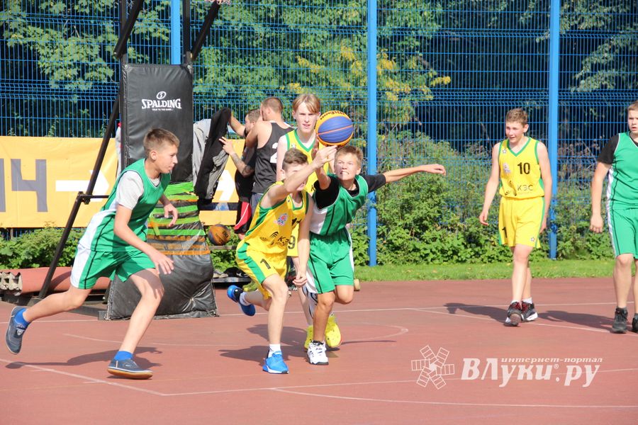 В Великих Луках прошли региональные соревнования «Оранжевый мяч» (ФОТО)