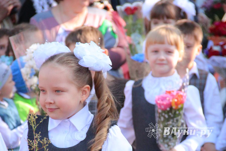 Самую многочисленную школу Великих Лук пополнили 116 первоклассников (ФОТО)
