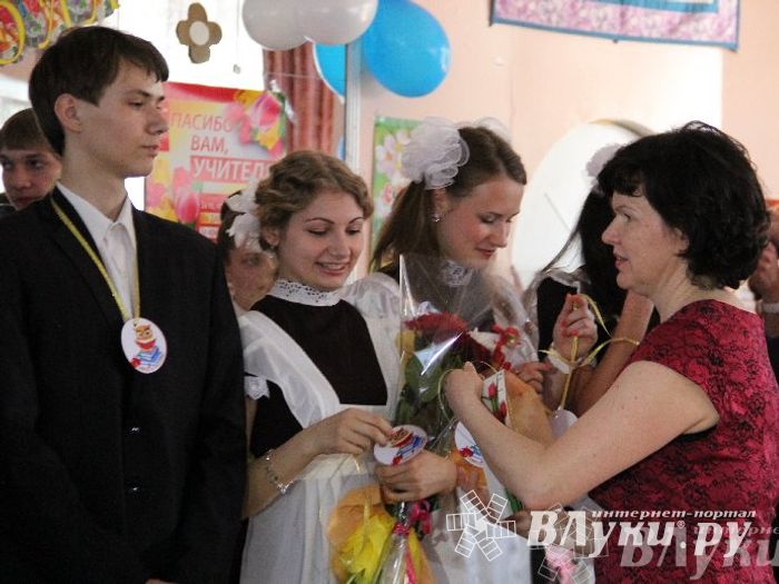 В Великих Луках прозвенели «Последние звонки»