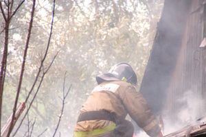 В Великих Луках пожарные тушат барак (ФОТО)