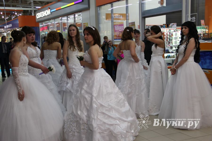В Великих Луках бегали невесты (ФОТО)