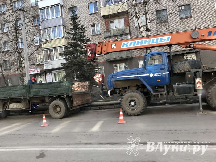 На проспекте Гагарина восстанавливают сбитые автомобилями столбы (ФОТО)