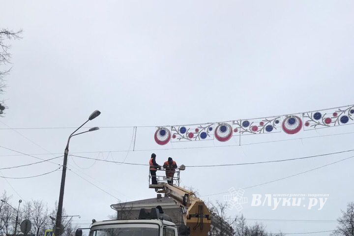 Фотофакт: городские службы вешают световые гирлянды