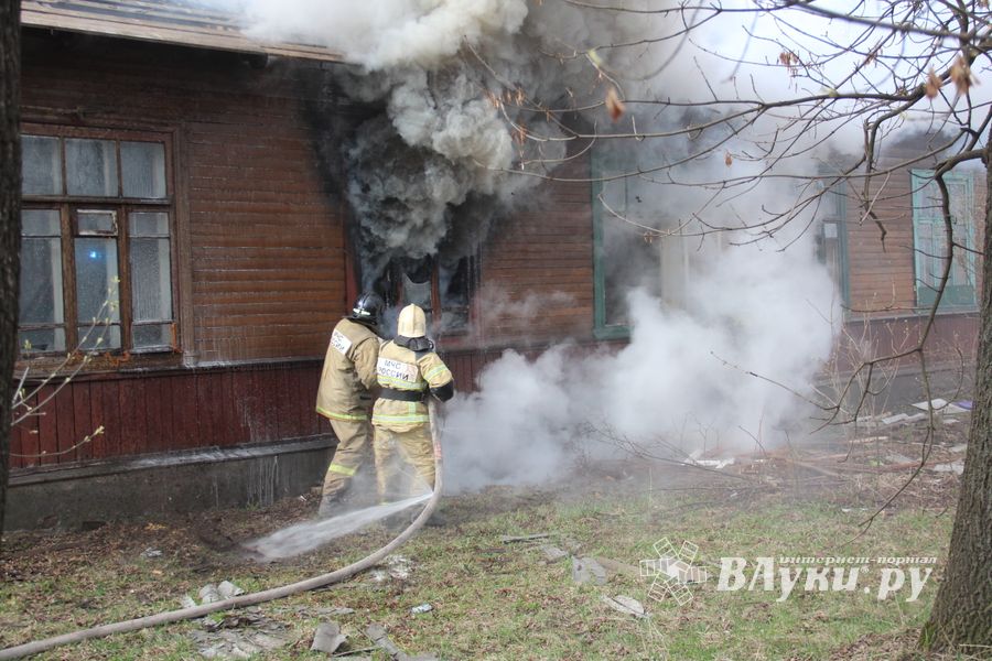 В Великих Луках на проспекте Гагарина горел барак (ФОТО)
