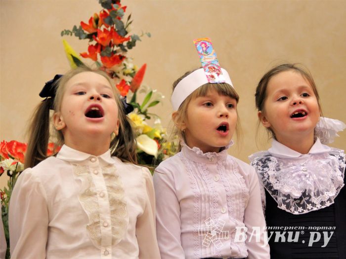 Зачем самых младших учеников 13-й школы испачкали мелом (ФОТО)