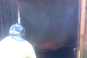 В Великих Луках сгорел склад железнодорожной компании (фото)