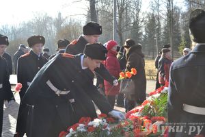 День защитника отечества в Великих Луках отметили памятным митингом и салютом