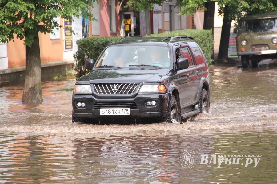 И плывем, и плаваем – Великие Луки после ливня (ФОТО)