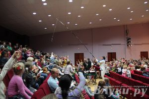 Шоу магических зонтиков и мыльных пузырей увидели юные великолучане