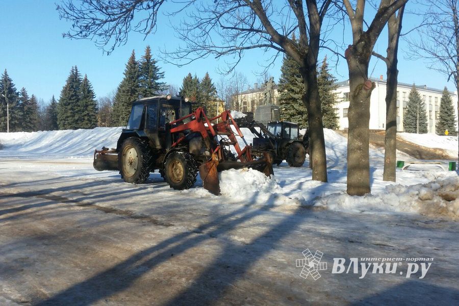ФОТОФАКТ: В центральном городском парке чистят снег