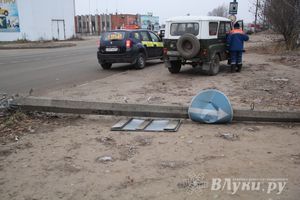 В Великих Луках пьяный водитель снес столб (фото)