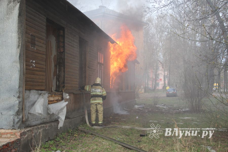 В Великих Луках на проспекте Гагарина горел барак (ФОТО)