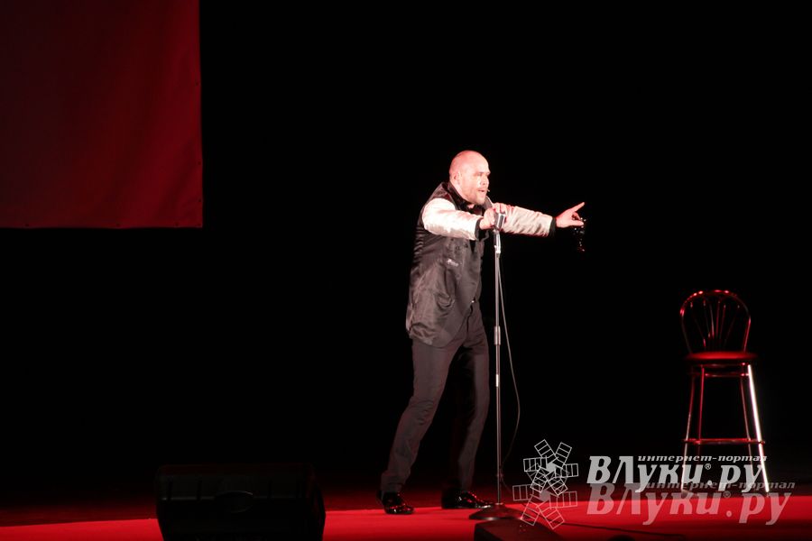 Максим Аверин выступил в Великих Луках с моноспектаклем (фото)
