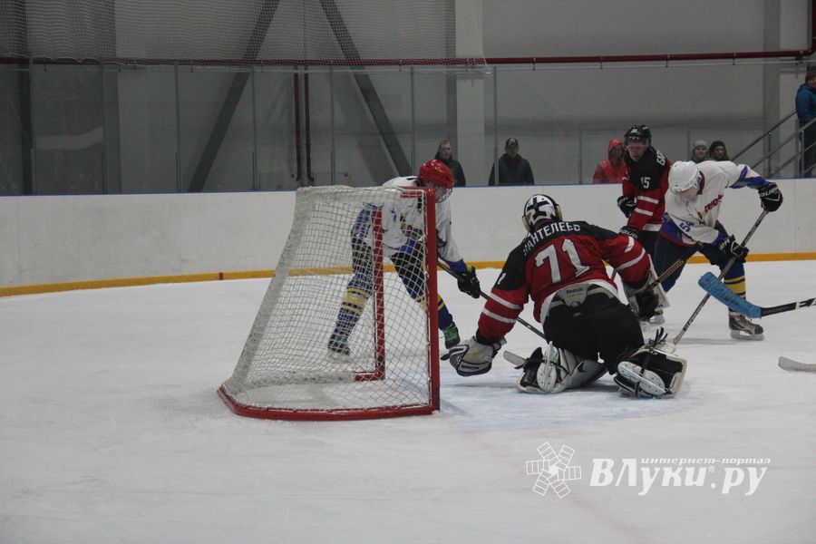 Две великолукские команды хоккеистов одержали победы в домашних матчах (ФОТО)