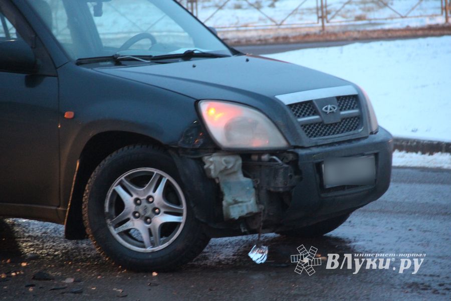Утро в Великих Луках началось с ДТП (ФОТО)