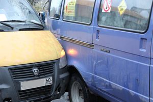 На проспекте Гагарина маршрутки не поделили остановку (ФОТО)