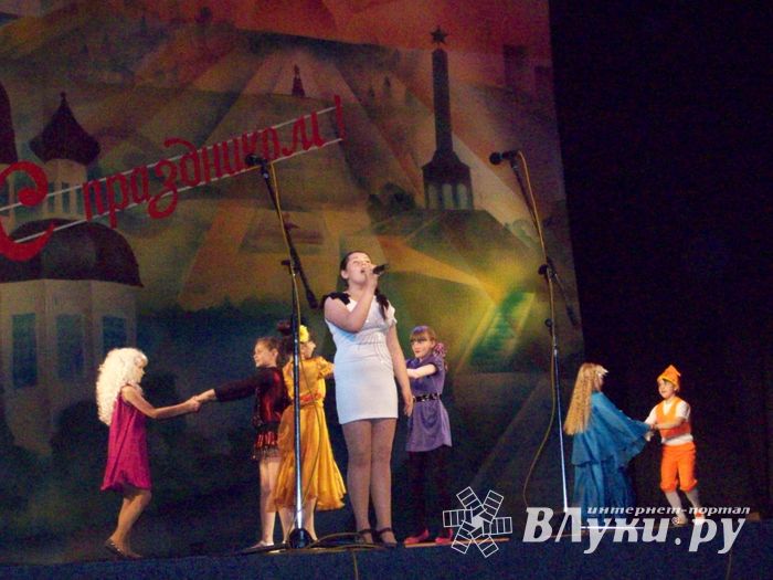 Великолукская школа № 2 торжественно подвела итоги года 