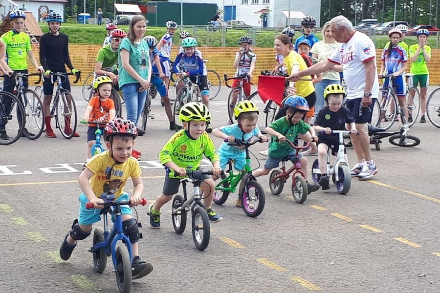 В Великих Луках прошел велопарад (ФОТО)