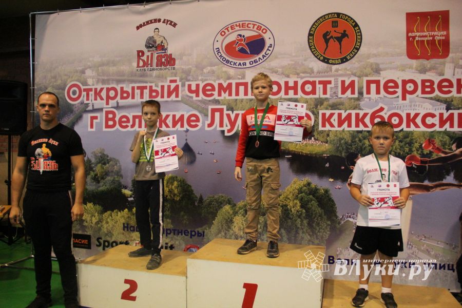 В Великих Луках прошли соревнования по кикбоксингу (ФОТО)