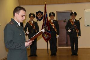 В День Конституции РФ наркополицейские приняли присягу (фото)