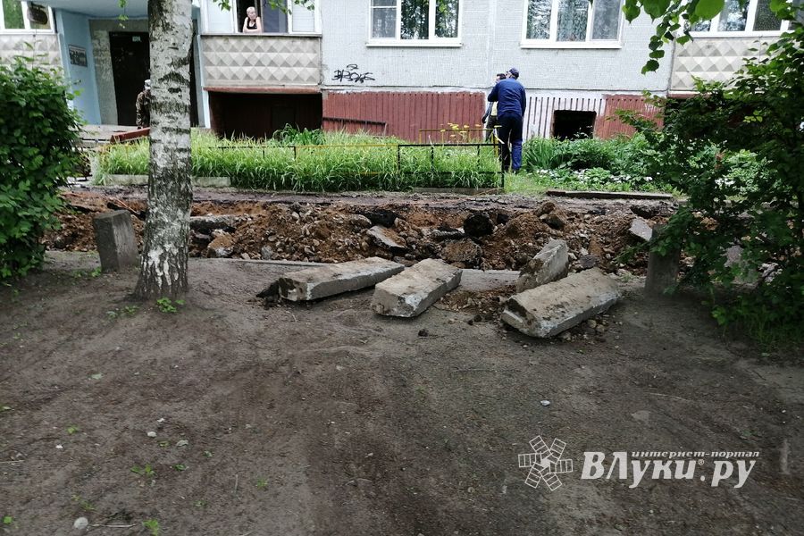 На улице Щорса благоустраивают двор (ФОТО)