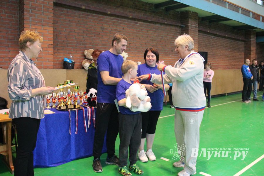 В Великих Луках прошли областные соревнования «Папа, мама, я - спортивная семья» (ФОТО)