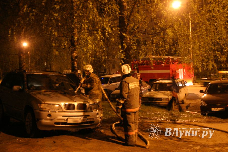 На Дружбе загорелся BMW