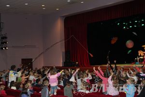 Шоу магических зонтиков и мыльных пузырей увидели юные великолучане