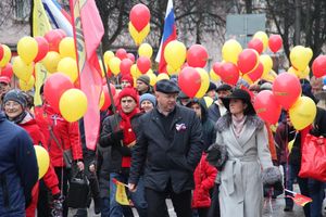 В Великих Луках прошло праздничное шествие (ФОТО)