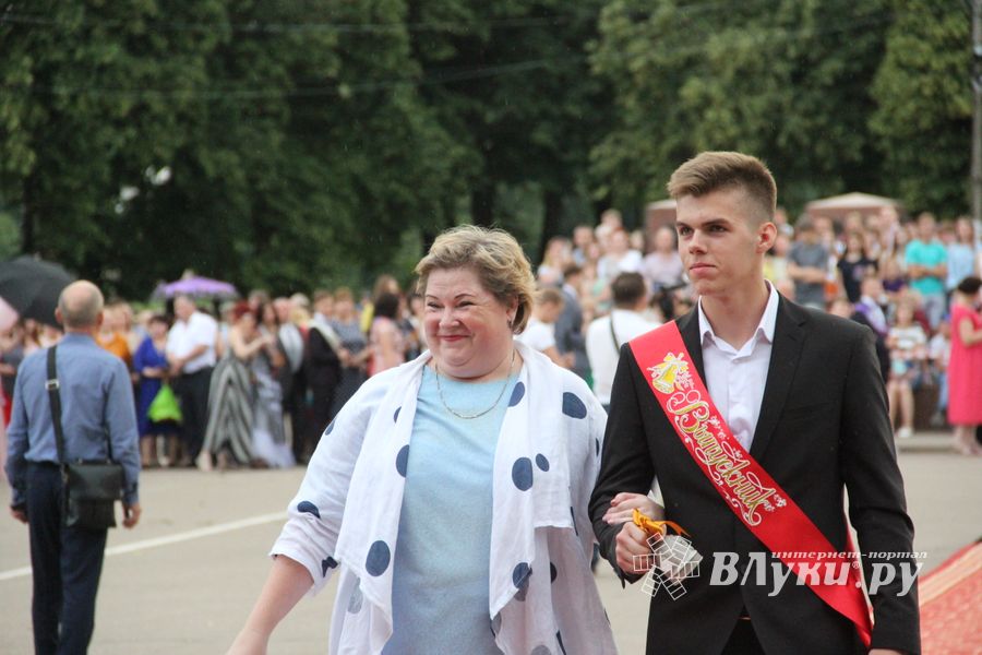 Великолукской «Бригантине» пришлось поплавать под дождём (ФОТО)