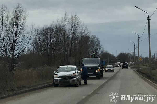 На улице Гражданской после ДТП затруднено движение (ФОТО)