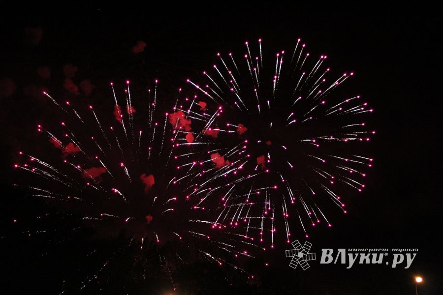 Салют в Великих Луках (ФОТО)