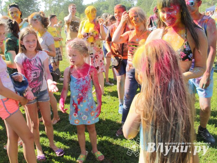 Яркие эмоции «ColorFest» в Великих Луках (ФОТО)