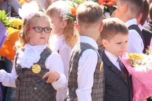 Самую многочисленную школу Великих Лук пополнили 116 первоклассников (ФОТО)