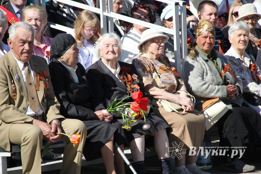 Парад в честь Дня Победы прошел в Великих Луках (ФОТО)