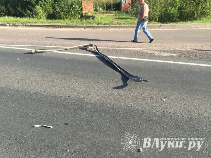 На трассе Рига-Москва столкнулись легковушка и фура (ФОТО)