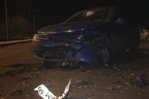 В Великих Луках столкнулись ИЖ и Рено (фото)