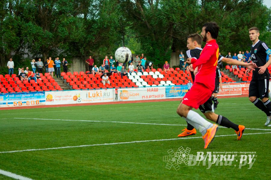 Матчи по футболу в рамках Первенства России проходят в Великих Луках (фото)
