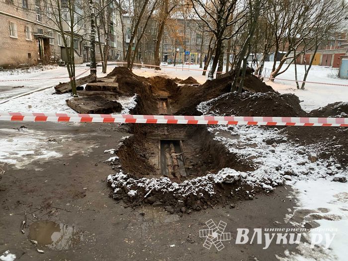 В Великих Луках восстанавливают теплоснабжение на улице Зенцовской (ФОТО)