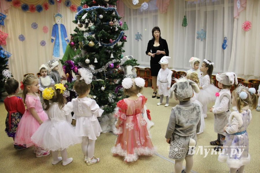 В детских садах Великих Лук полным ходом идут Новогодние  утренники