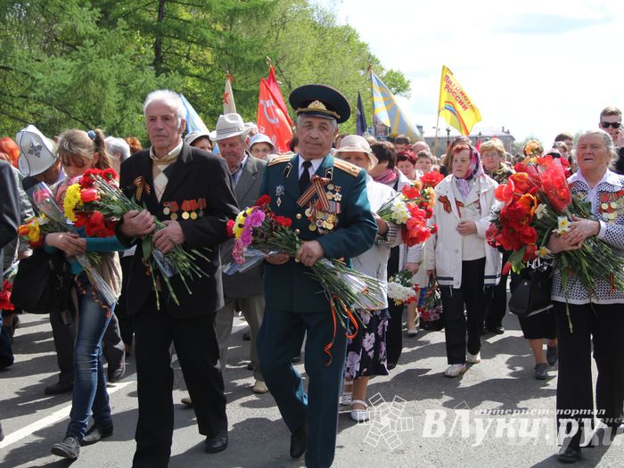 Парад Победы в Великих Луках (фото)