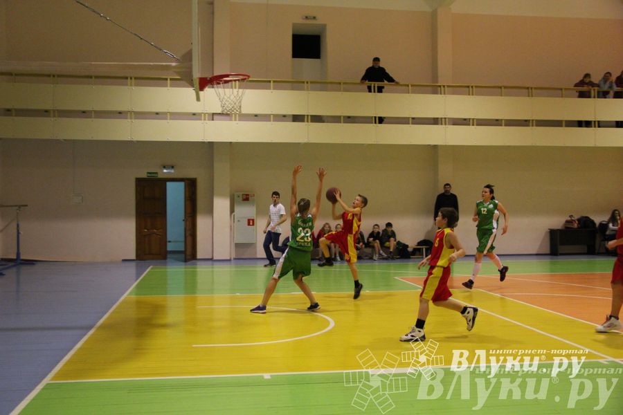 Интересный баскетбольный матч прошел в Великих Луках (фото)