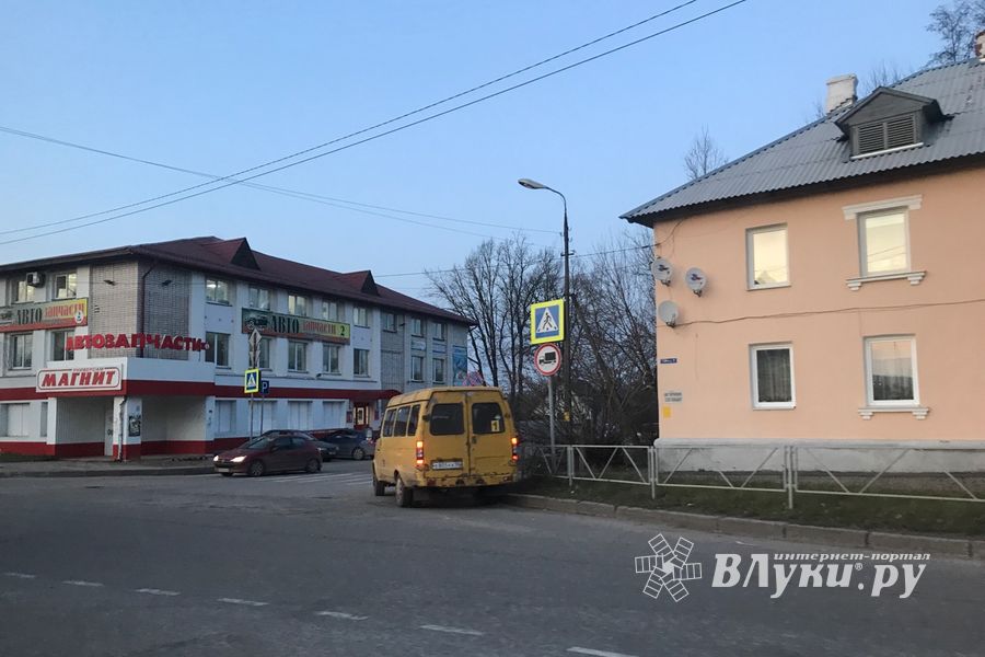 Сломавшаяся маршрутка перегородила движение на пр. Ленина (ФОТО)