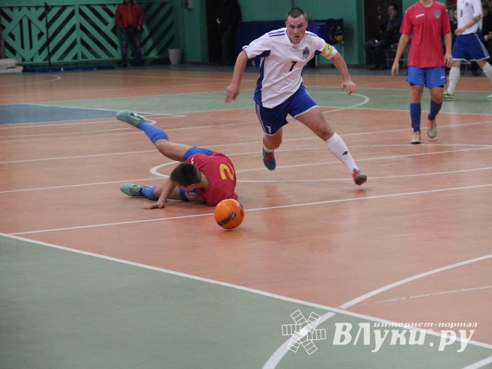 В Великих Луках продолжается Первенство города по мини-футболу (фото)
