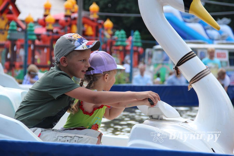 В городском парке Великих Лук прошёл День мороженого